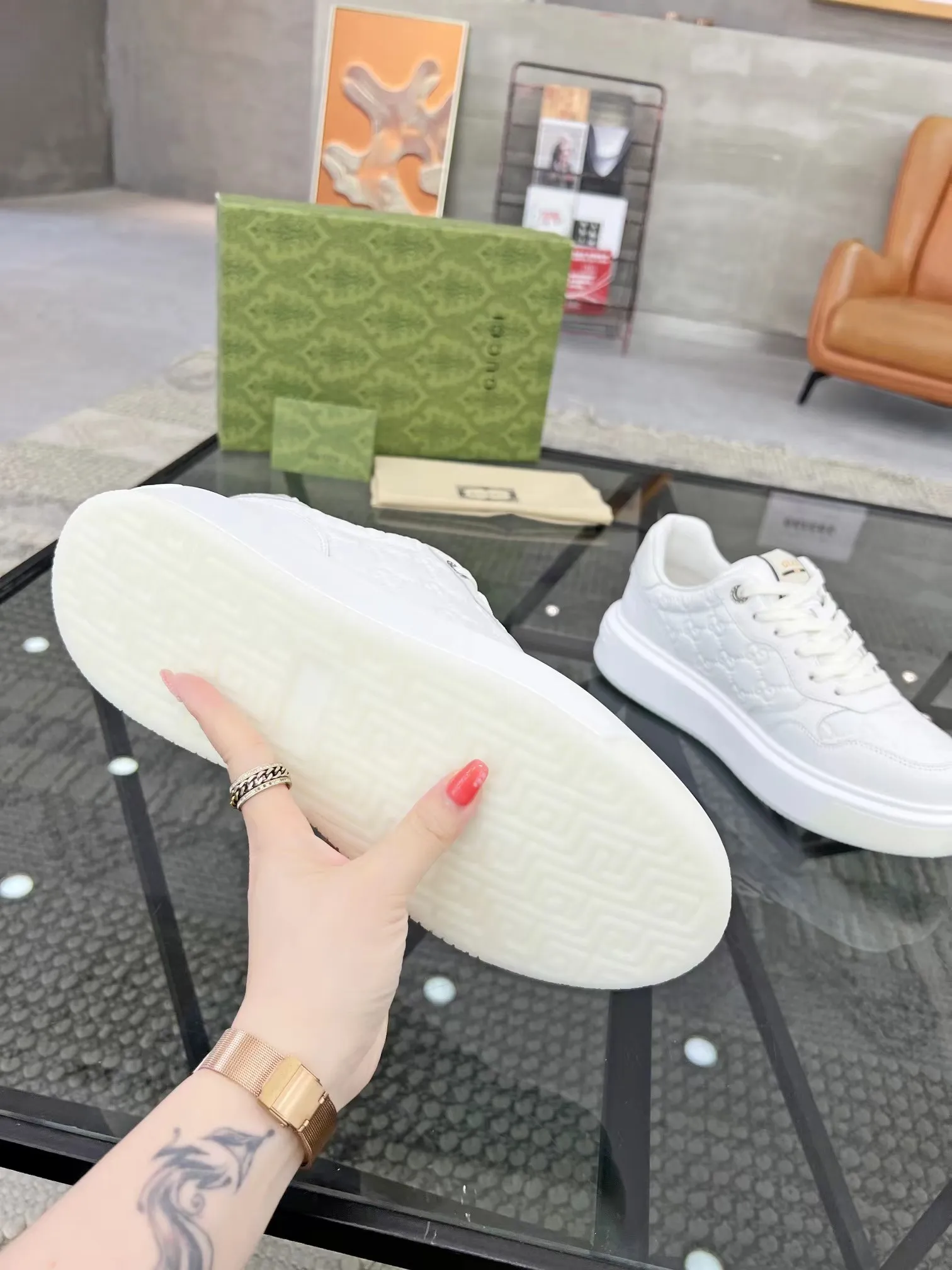 P440 new men's shoes GUCCI [Lightning] latest shoes are shipped. Original quality, fashionable, made of special materials, sheepskin lining, brand new packaging. The foot feels super comfortable and the workmanship is impeccable. Size: Male 38-45.